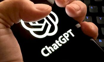 De ce ChatGPT nu mai domină cursa AI: cum au ajuns Gemini și Anthropic să conducă schimbarea