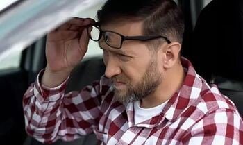 Lege nouă pentru șoferii cu ochelari: Când riscă să fie trași pe dreapta