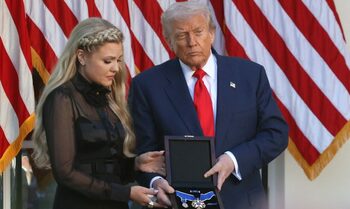 Donald Trump îl DECOREAZĂ postum pe Charlie Kirk. Activistul conservator asasinat pe 10 septembrie 2025 ar fi (…)