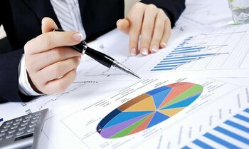 România ar putea plăti în 2026 peste 3% din PIB pentru dobânzi. Economist: „Să mărești impozitele și să blochezi (…)