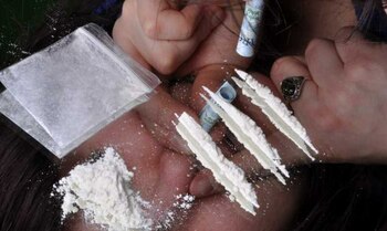 Bucătarul unei grădinițe din Cluj, prins cu o farfurie de droguri în mașină. Bărbatul are antecedente