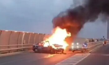 Un șofer băut s-a izbit cu mașina de un parapet în Constanța: autoturismul a luat foc