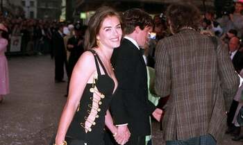 12.090 de euro pentru o legendă: Rochia Versace purtată de Elizabeth Hurley, scoasă la licitație