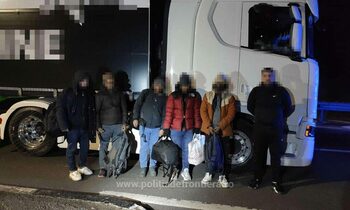 (VIDEO) Cinci cetățeni străini ascunși într-un automarfar, depistați la frontieră cu vize expirate