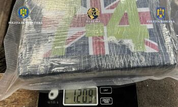 Un kilogram de cocaină, găsit într-un locaș secret al unei mașini, la intrarea în țară. Un bărbat a fost reținut de (…)