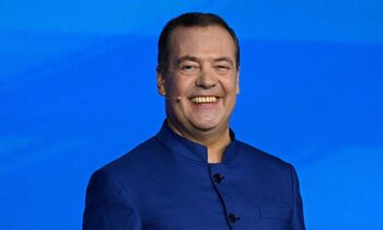 Moscova sfidează ultimatumul lui Trump: Medvedev râde, bursele rusești reacționează cu entuziasm,Putin pregătește (…)