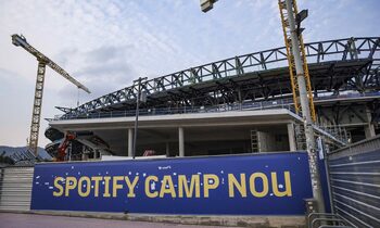 Muncitorii care au lucrat la stadionul Nou Camp, printre care și români, au făcut scandal din cauza condițiilor: „Au (…)