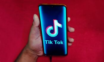 Stai toată ziua pe TikTok și faci swiping, dar habar n-ai ce înseamnă, de fapt, numele aplicației și cum era să se (…)