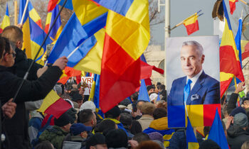 Steagurile României deranjează! Susținătorii lui Călin Georgescu, legitimați de polițiști (realitatea.net)