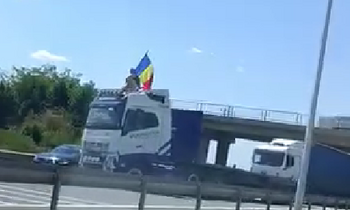 Incident grav pe A1, sensul Pitești – București. Un șofer a blocat autostrada cu un CAMION, apoi s-a urcat pe cabină (…)