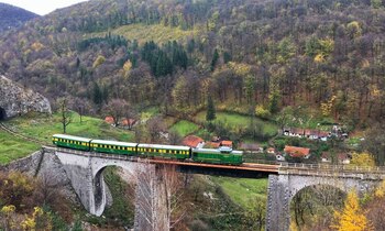 Cât costă o călătorie pe cea mai veche cale ferată din România. „14 tuneluri, 10 viaducte, 21 de kilometri de (…)