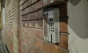 Atenție, nu e glumă! O creatură a provocat haos în miez de noapte într-un bloc, sunând la sonerii