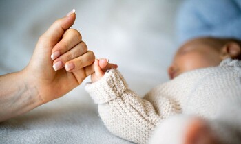 Lovitură încasată din septembrie pentru toate mamele din România! Veniturile vor scădea chiar și cu 850 de lei
