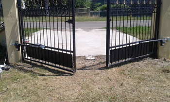 Porți automate care se deschid spre drumul public! Când fapta devine ilegală pentru românii de la curte!