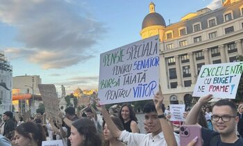 Sute de studenți în stradă: „Bursele nu sunt un moft”
