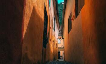 Se închide strada Sforii din Brașov, cea mai strâmtă stradă din România / „Tencuiala se desprinde de pe ziduri” / (…)