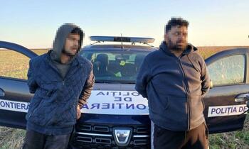 Doi bărbaţi din Pakistan, reținuţi după ce au intrat ilegal în România ascunşi în remorca unui TIR