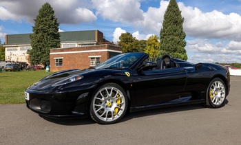 Cum a trecut un milionar peste despărțirea temporară de soție? Şi-a cumpărat un Ferrari