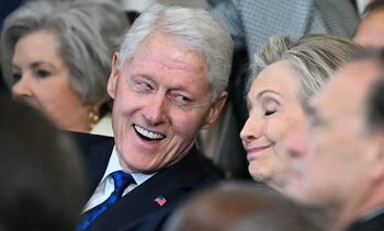 Îngrijorări pentru starea de sănătate a lui Bill Clinton: fostul președinte american, surprins cu un defibrilator