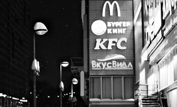 Un vis care a pierit: Copiii care în 1990 stăteau la coadă în Moscova pentru un Big Mac trăiesc acum sub talpa lui (…)