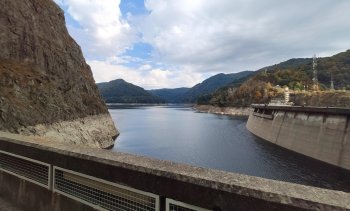 Vidraru, „marea din munți” mărginită de un colos din beton. Ce ascund subteranele amenajării hidroenergetice