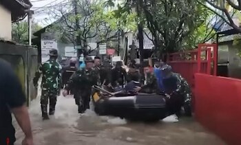 Scene de groază în Bali, după cele mai puternice inundaţii din ultimele decenii. Mai mulţi turiști au fost evacuați (…)