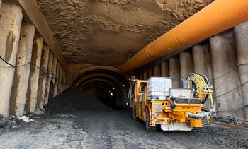 Mobilizare de forțe pe șantierul noii autostrăzi cu tuneluri din vestul României: 800 de muncitori și 200 de utilaje
