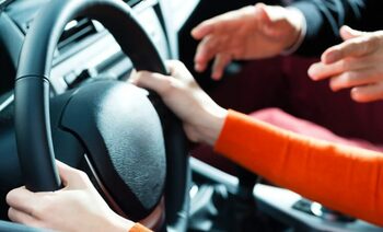 Sancțiuni în toată Europa pentru șoferii care au făcut școala pe automată și conduc manuală. Care este soluția să (…)