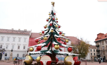 Bradul de tinichea. Timișoara a meșterit primul monument inoxidabil de Crăciun