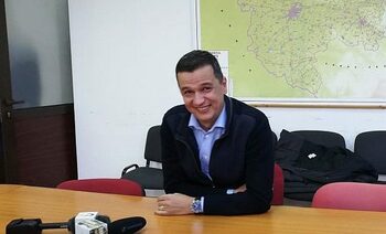 „Pe Grindeanu l-au ținut doar trei săptămâni piruetele de balerină social-democrată. Pe principiul “nu pleacă (…)