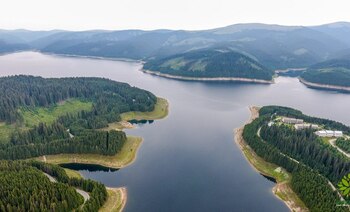 Stațiuni construite în cele mai sălbatice ținuturi ale Carpaților, odată cu marile baraje și hidrocentrale