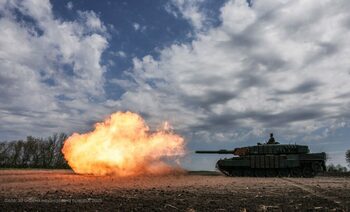 Ziua 1300 Aproape 600 de bombardamente în Ucraina într-o zi. Ucrainenii au atacat cibernetic Rusia. Pe teren, le-au (…)