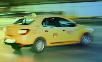 Turist de 90 de ani, țepuit de un taximetrist la Aeroportul „Henri Coandă”, care i-a cerut sute de euro pe o cursă