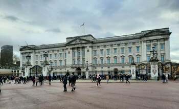Mai mulţi turişti, înşelaţi de o reclamă falsă generată cu AI referitoare la un târg de Crăciun la Palatul Buckingham