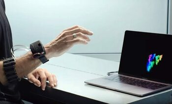 Brățara care controlează computerul „cu gândul” ar putea fi lansată în viitorul apropiat de Meta