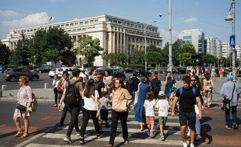 Peste 60% din români cred că trăiesc într-o țară „unde puteri externe controlează în secret deciziile importante” STUDIU
