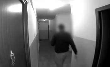 Momentul în care un tânăr de 19 ani din București dă foc mobilei din casă. Polițiștii l-au reținut, iar pompierii au (…)