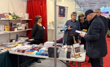 Bolojan a fost camuflat la Gaudeamus. Ce a cumpărat și cum a fost abordat de un cititor nemulțumit (Foto&Video)