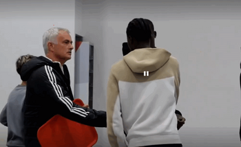 Imagini incredibile cu Jose Mourinho, care stă la coadă la cantina clubului