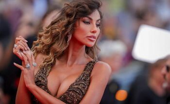 Mădălina Ghenea a surprins pe toată lumea! Cum a putut diva să iasă dintr-un hotel bucureștean – GALERIE FOTO