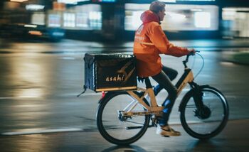 Problemele unei țări invadate de biciclete electrice modificate: Disperare, livratori exploatați și un pericol de (…)