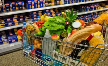 Plafonarea prețurilor la alimentele de bază se încheie luna aceasta