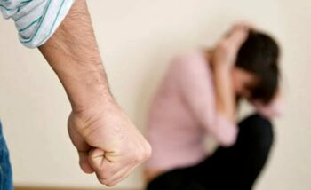 Un român și-a trezit soția din somn și a rupt-o cu bătaia pentru că sforăia