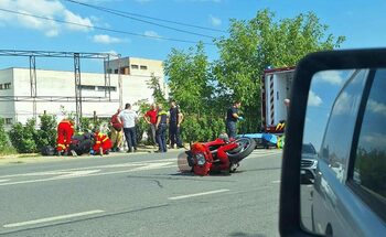 Accident la ieșirea din Sânmartin, între două autoturisme și o motocicletă. O persoană a ajuns la spital