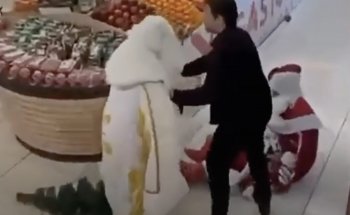 VIDEO Bătaie într-un supermarket din Baku: Ded Moroz, varianta rusească a lui Moș Crăciun, se bate cu varianta (…)