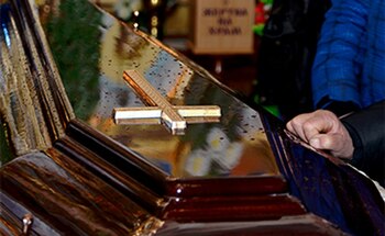 Incident violent la o înmormântare. Un tânăr și-a lovit intenţionat cu scuterul tatăl și sora, apoi și-a agresat mama