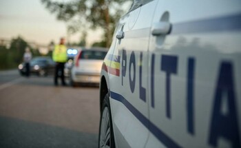 Un şofer beat a intrat cu maşina într-un copac