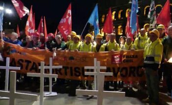 Marș cu torțe la Roma în memoria muncitorului român de 66 de ani, mort după 11 ore sub dărâmături