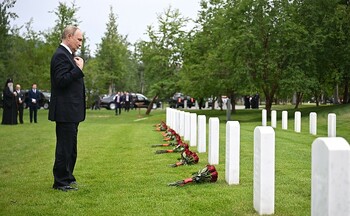 Vladimir Putin a depus o coroană de flori la un cimitir din ALASKA unde se află rămășițele unor piloți sovietici