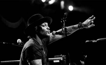 A murit D’Angelo, cântăreț american de muzică soul